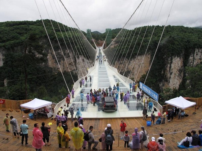 50 mennesker samlet seg på broen