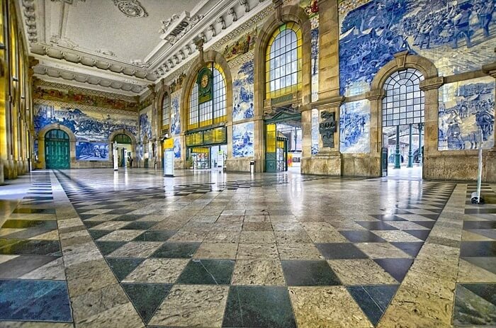 La estación de tren de Sao Bento, Oporto, Portugal