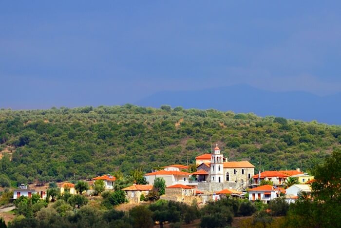 Dim Mesini terletak di bahagian barat daya semenanjung Peloponnese