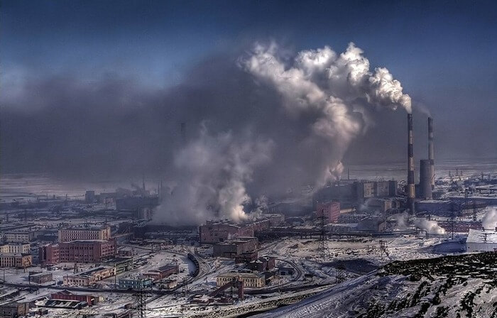 Norilsk fuma dai camini dell'impianto
