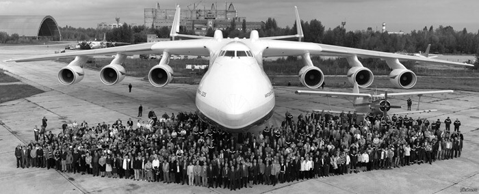 An-225 (Mriya) dibandingkan dengan orang