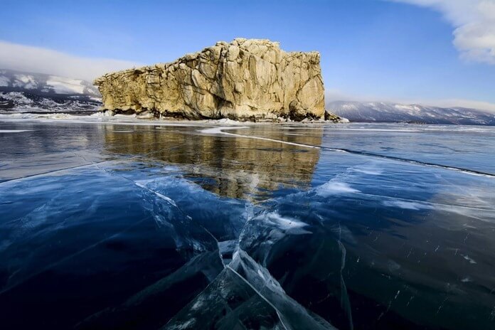 Transparant ijs op Baikal in de winter