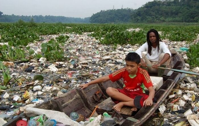 Afval in de Chintarum-rivier
