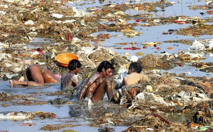 Mudder i floden Ganges