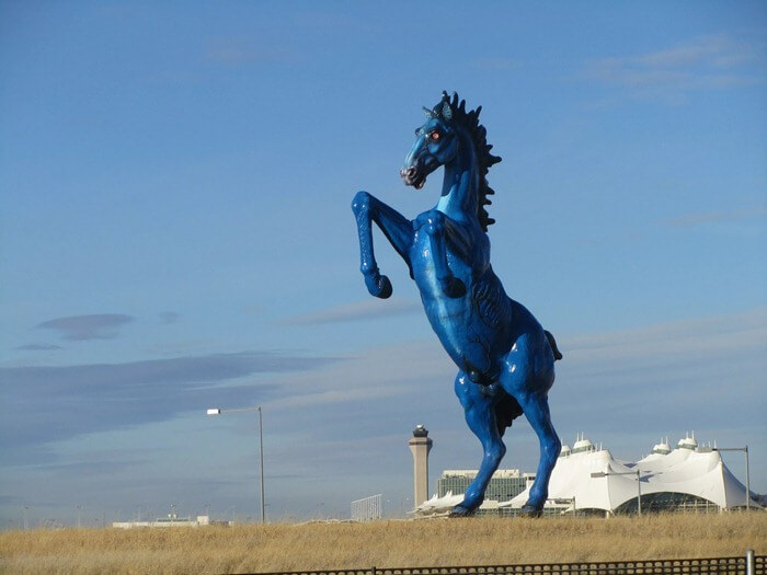 Međunarodna zračna luka Denver, konj apokalipse