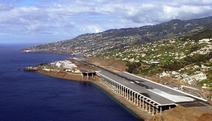 Luchthaven van Madeira over de oceaan