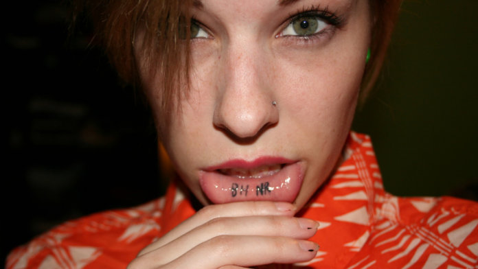 tatuaż na ustach
