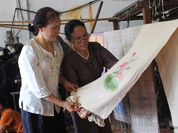 الحرير البورمي من زهور اللوتس